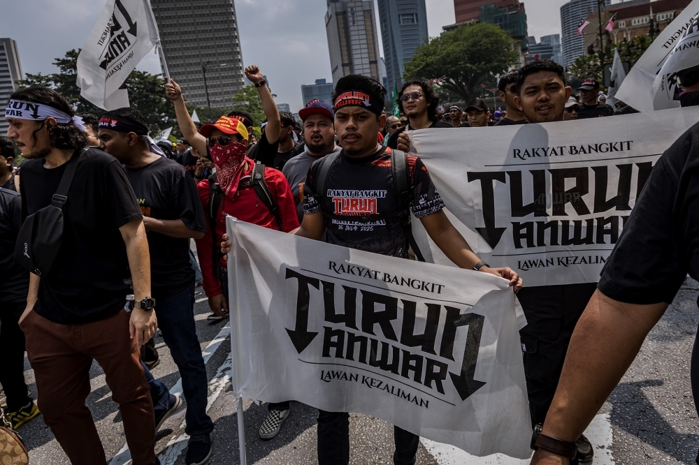 Crowds Gather in Kuala Lumpur: Voices Rise in ‘Turun Anwar’ Rally