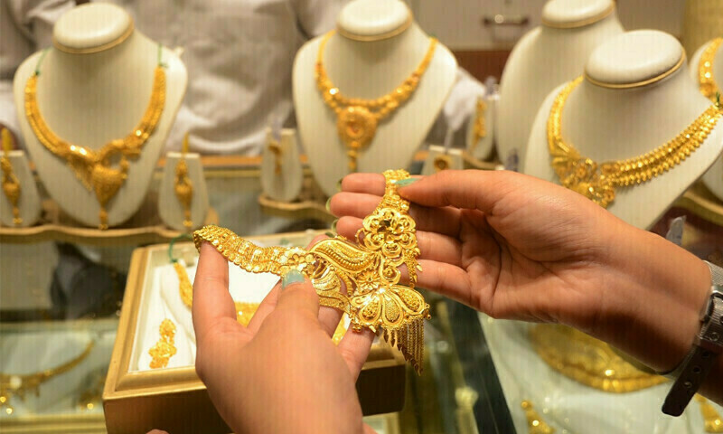 Gold Hits Record High, Set for Best Monthly Surge in 14 Years