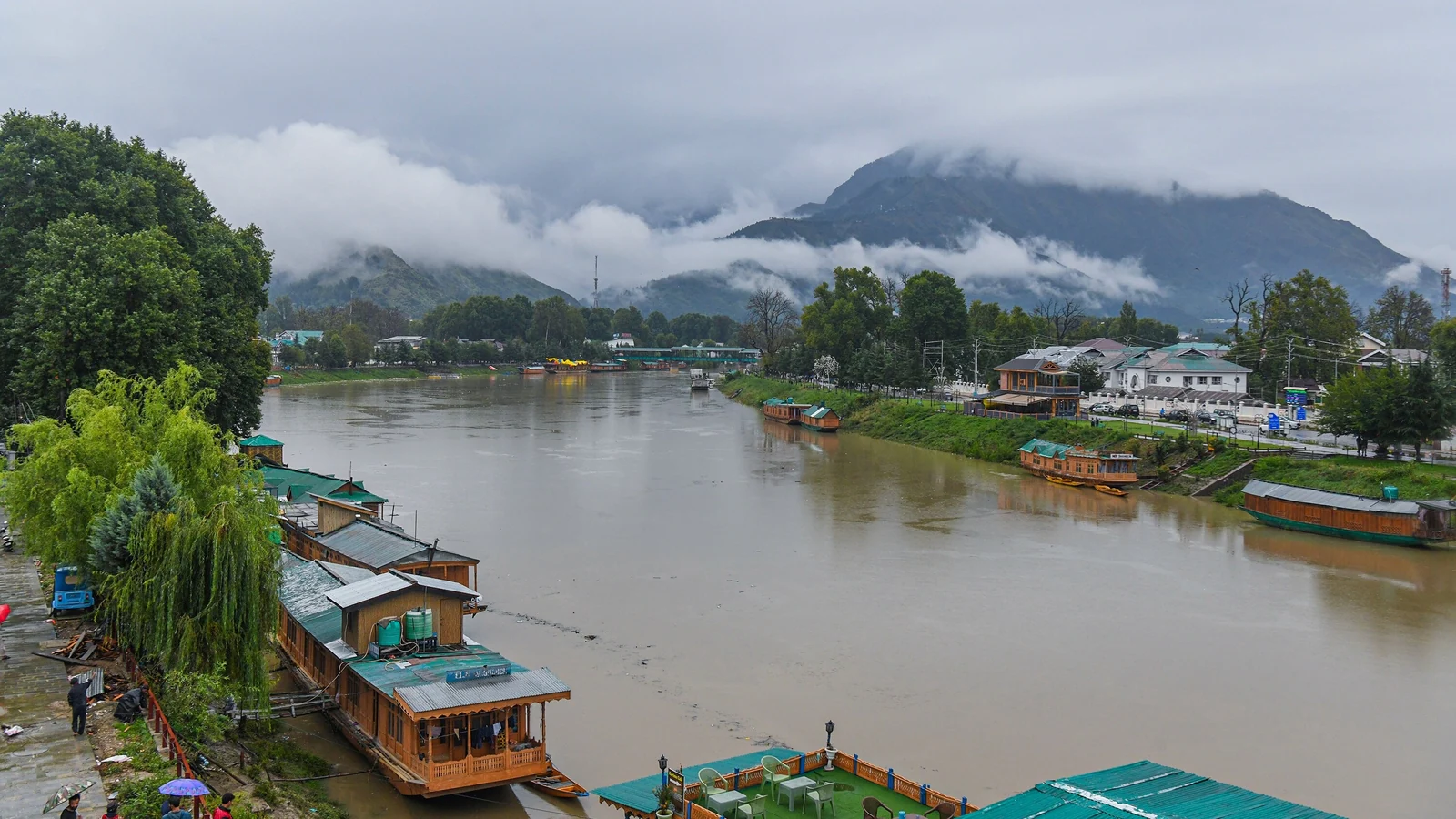 Flood Alert in Srinagar: Residents Urged to Relocate for Safety Amid Rising Jehlum Levels